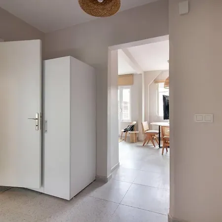2br Flat W Modern Touches Apartment *