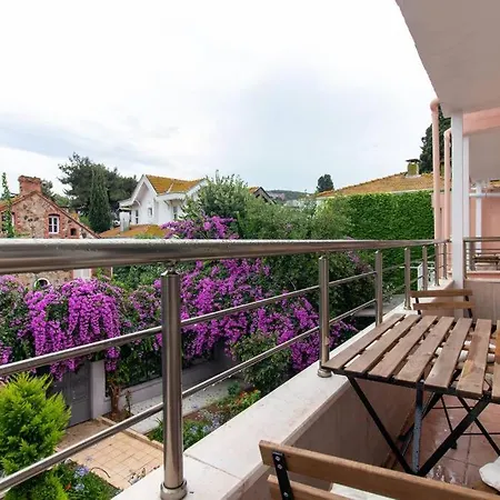 2br Flat W Modern Touches Apartment