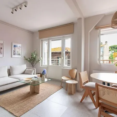 2br Flat W Modern Touches *